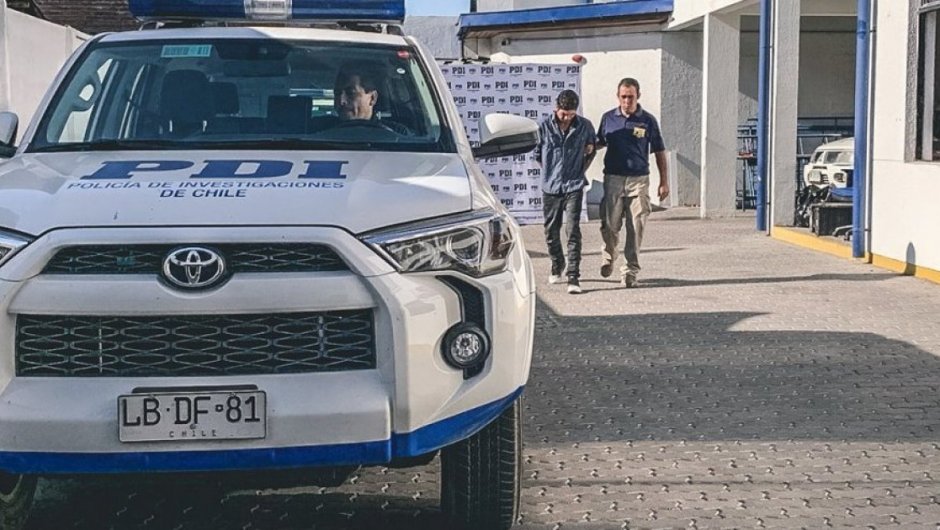 Detectives de la Biro detuvieron al sospechoso la jornada de este lunes. (Imagen Bárbara Ramos). 