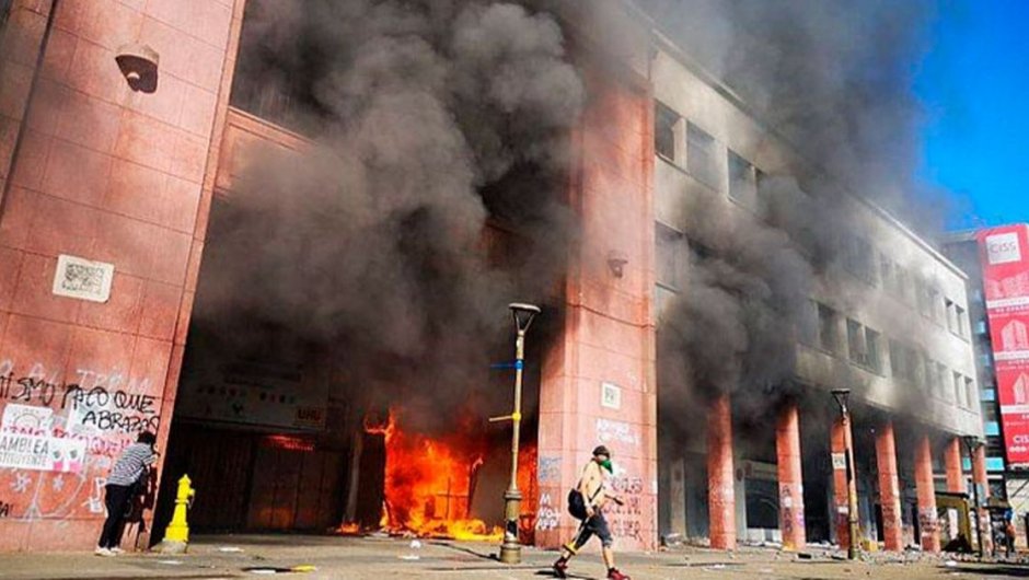 Incendio en el edificio de la Gobernación Provincial de Concepción. (Foto:Difusión). 