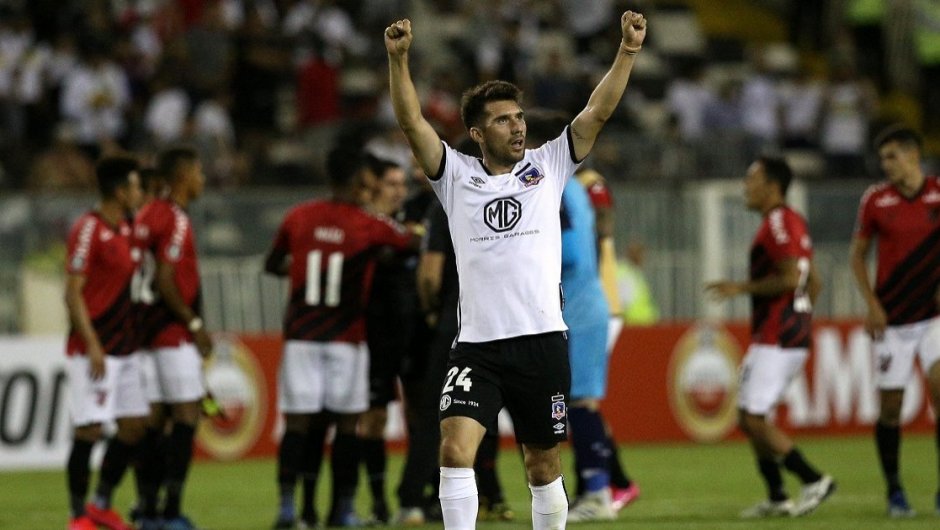 César Fuentes celebrando la victoria de Colo Colo frente a Atlético Paranaense en la segunda fecha. 