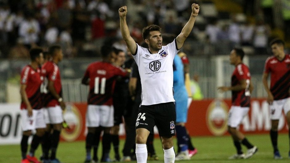 César Fuentes celebrando la victoria de Colo Colo frente a Atlético Paranaense en la segunda fecha.