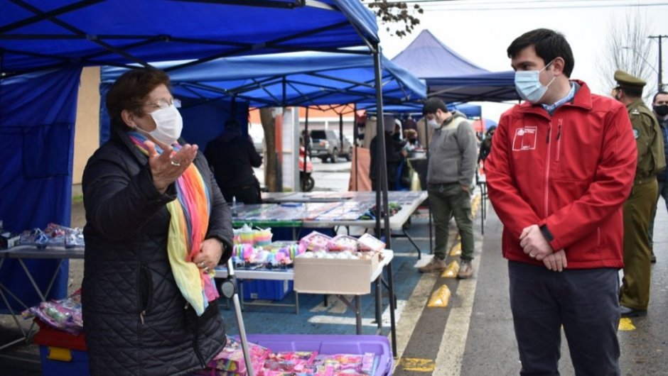 El Intendente Juan Eduardo Prieto fiscalizando la Feria de las Pulgas de Talca. 