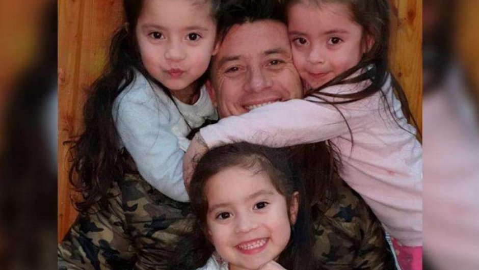 Leandro Martínez junto a sus hijas.