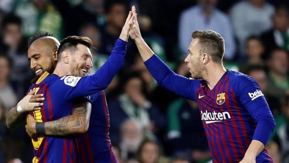 Arturo Vidal abrasando a Lionel Messi, mientras él felicita a Arthur Melo. 