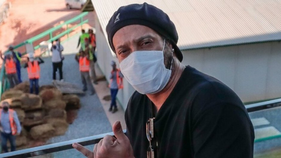 Ronaldinho Gaúcho regresó a Brasil tras pasar meses detenido en Paraguay.