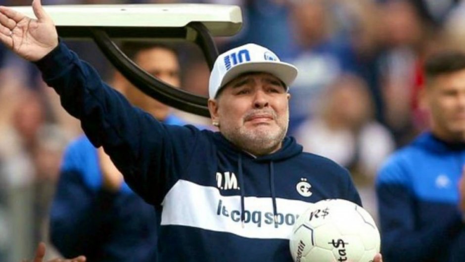 Diego Armando Maradona siendo presentado en Gimnasia y Esgrima de La Plata.