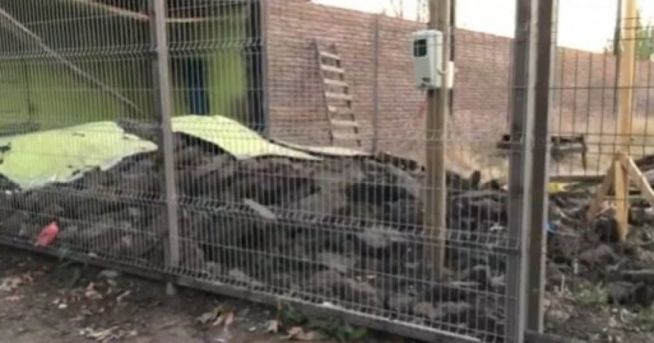 Un muro de adobe se desplomó y cayó sobre un trabajador. (Foto: VNL Radio)