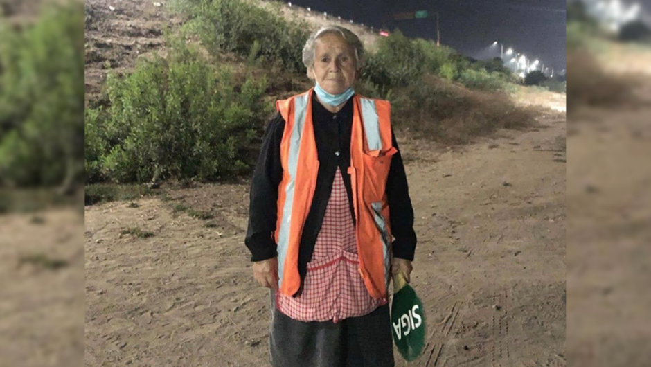 Amalia de 82 años trabaja dirigiendo el tránsito en Melipilla para mantener a su familia. 